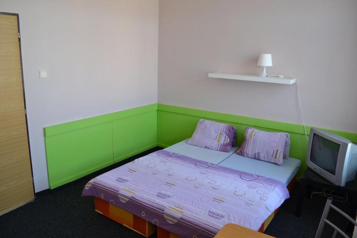 Onefam Arbes Hostal *
